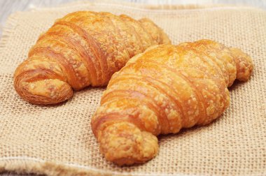 iki tereyağı buns üzerinde bir masa örtüsü