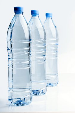 kristal berraklığında su üç şişe 