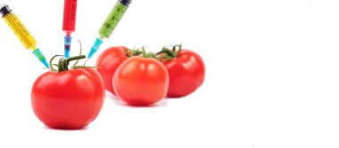 Sarı, kırmızı ve yeşil şırıngalar içinde domates enjekte