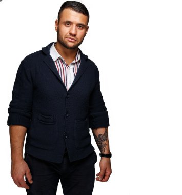 raslantı giyimli rahat adam dövme olan