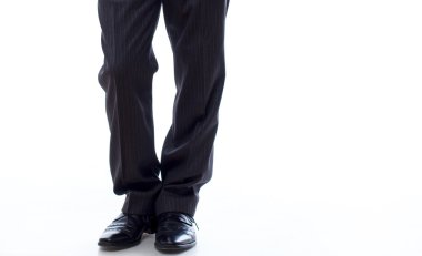 Studio beyaz zemin üzerine poz yakışıklı bir adam portresi