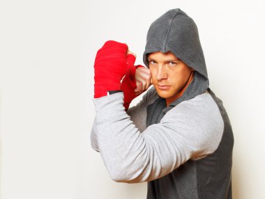 Genç boksörü beyaz bir arka plan üzerinde poz