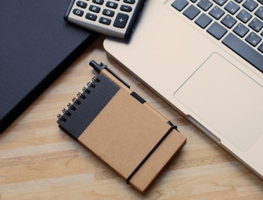 Bir dizüstü bilgisayar, bir günlük ve bir hesap makinesi