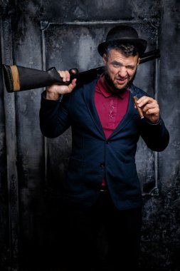 Elinde silah olan güçlü iş adamı