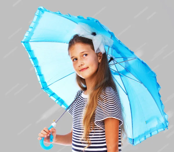 Retrato de chica beautifu posando sobre fondo blanco con umbrel — Foto de Stock