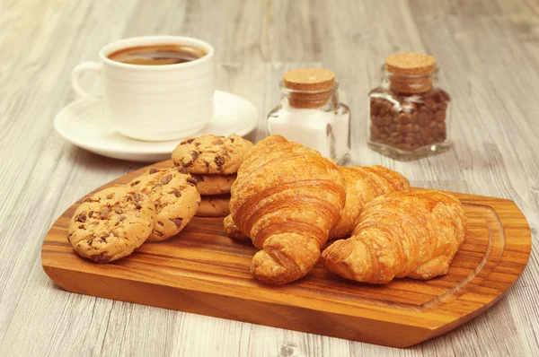 Tasse de café et différents produits de boulangerie — Photo