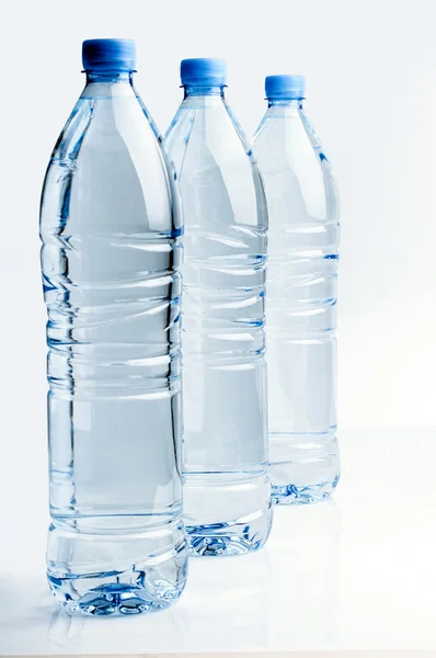 Drie flessen van kristalheldere water — Stockfoto