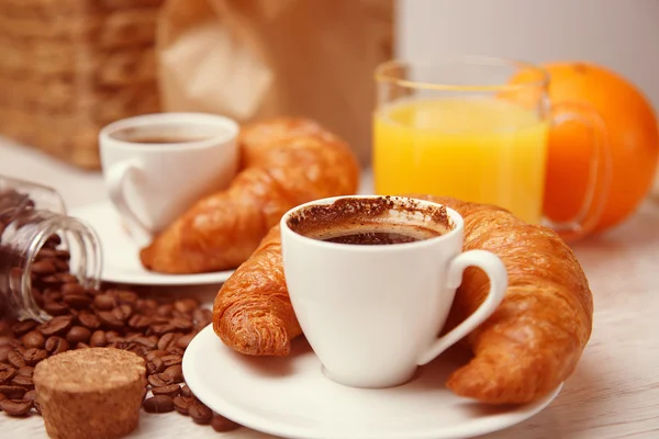 Morgonen måltid med apelsinjuice och croissanter — Stockfoto