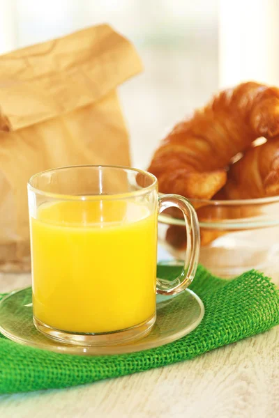 A mug of juice and croissants — Stock Photo, Image