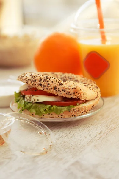 Здоровый бутерброд с кунжутом и мозареллой — стоковое фото