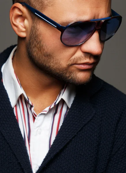 Hombre con brazos cruzados en gafas de sol — Foto de Stock