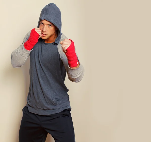 Jeune boxeur pose sur un fond lumineux — Photo