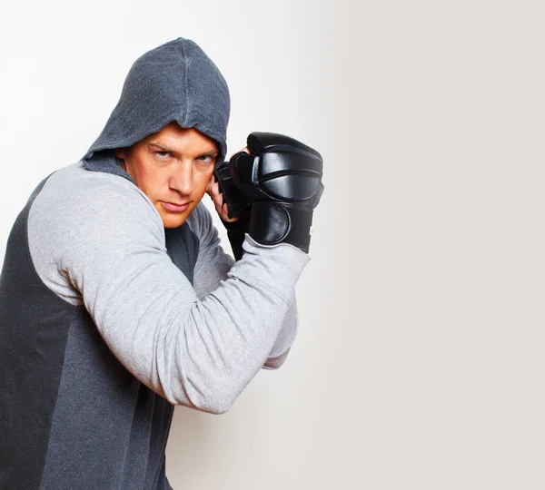 Joven con guantes especiales de boxeo — Foto de Stock