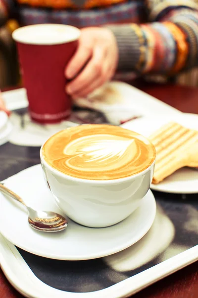 Kaffekopp och pannkakor på bordet — Stockfoto