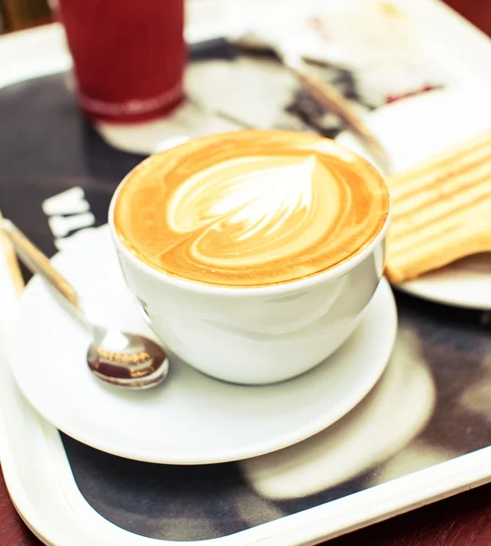 Café con leche y panqueque para el desayuno — Foto de Stock