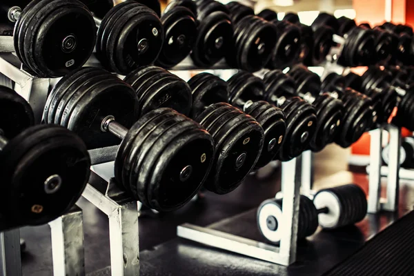 Zware gewichten in de sportschool — Stockfoto