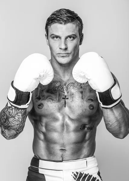 Een geïsoleerde foto van een bokser dragen witte — Stockfoto