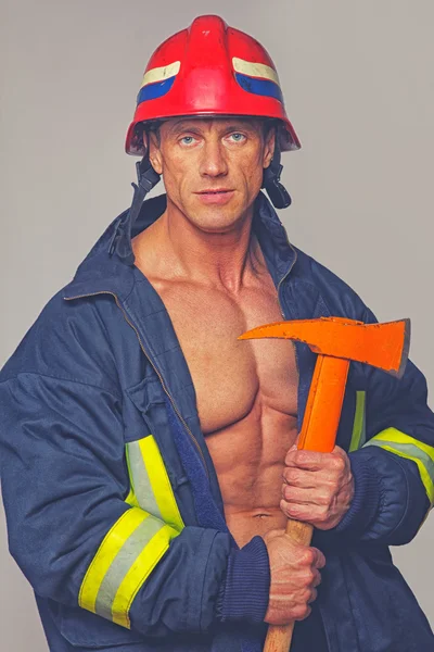 Retrato de bombeiro de serviço — Fotografia de Stock