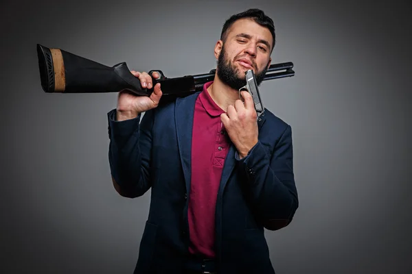 Mächtiger Geschäftsmann mit Waffe — Stockfoto