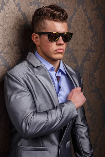 Egy izmos férfi divat-portré. — Stock Fotó