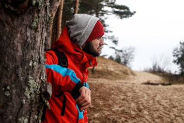 Uzun yürüyüşe çıkan kimse kendi yolunda