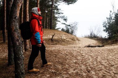 Ormanda yürüyüş yapan biri.