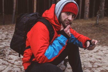 Telefon tutarak ormandaki Gezgin