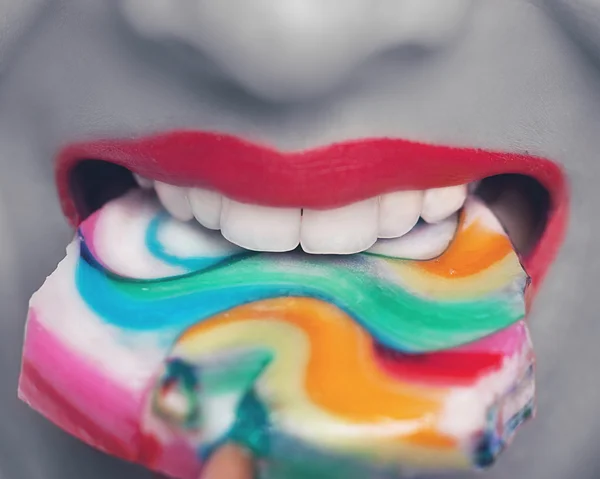 Immagine di caramelle, labbra e denti bianchi — Foto Stock