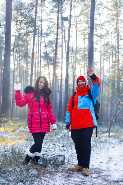 Ragazzo e ragazza che salutano in mezzo al bosco — Foto Stock