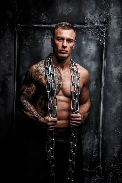 Muscular macho forte com tatuagem — Fotografia de Stock