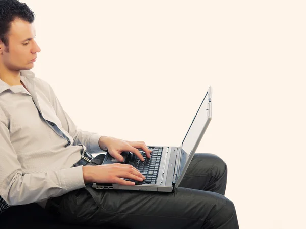 Uomo al lavoro con il computer — Foto Stock