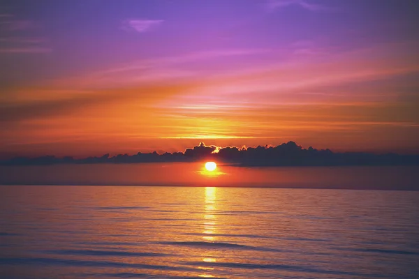 Belo pôr do sol na praia — Fotografia de Stock