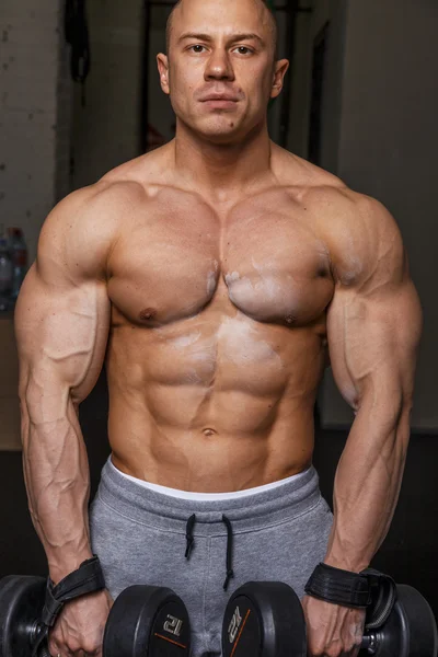 Muskulöser Mann im Fitnessstudio. — Stockfoto