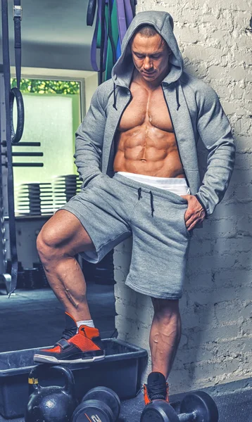 Musculoso masculino en el gimnasio . — Foto de Stock