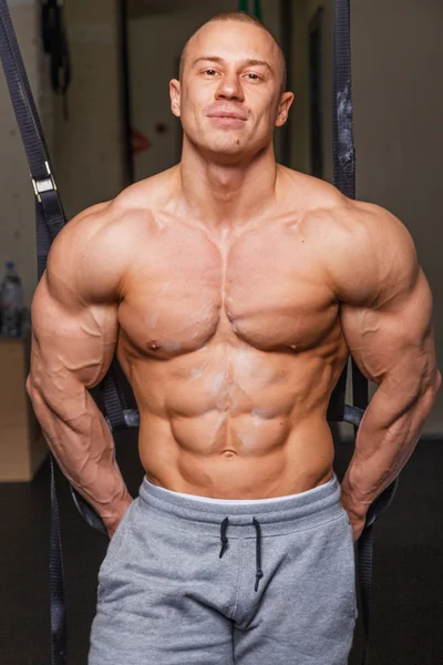 Starker muskulöser Mann Bodybuilder — Stockfoto