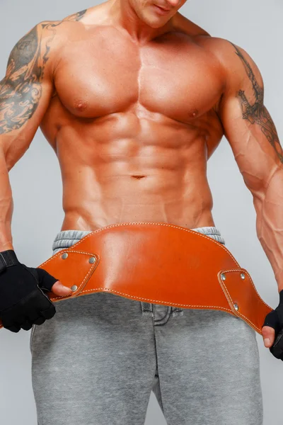 Strong muscular man poses showing his body — Stock Photo, Image