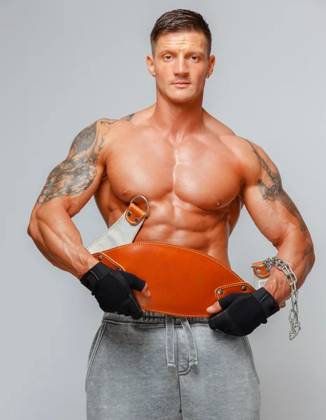Hombre musculoso fuerte posa mostrando su cuerpo — Foto de Stock