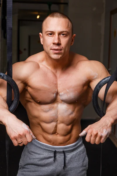 Sterke gespierde man bodybuilder — Stockfoto