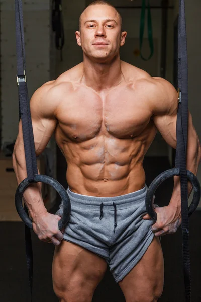 Sterke gespierde man bodybuilder — Stockfoto