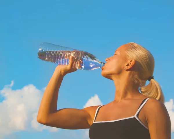 Menina loira bonita bebendo água — Fotografia de Stock