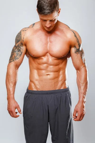 근육 질의 남자가 그의 시체를 보여주는 포즈 — 스톡 사진