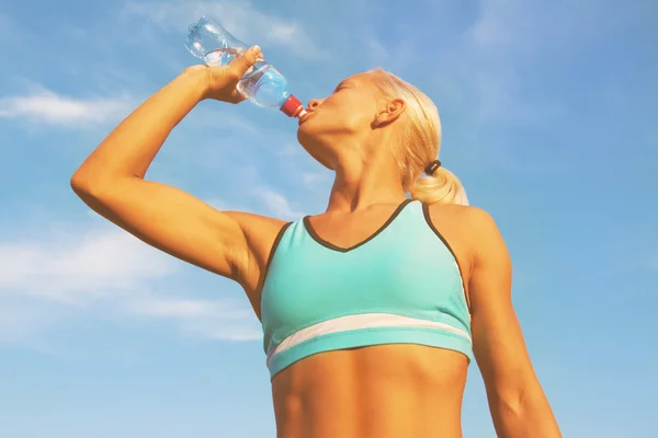 Menina loira bonita bebendo água — Fotografia de Stock