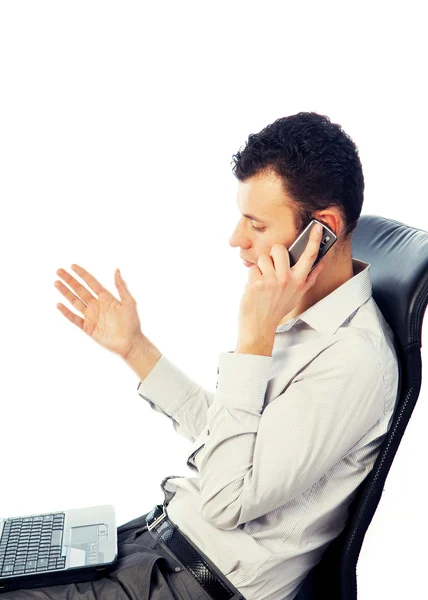 Άνθρωπος που εργάζονται στη διαφήμισή φορητός υπολογιστής που μιλώντας με τηλέφωνο — Φωτογραφία Αρχείου