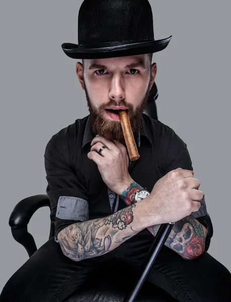 Чоловік з татуюваннями і тростиною — стокове фото