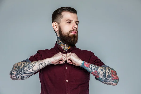 Brutal bonito homem com tatuagens em seu corpo — Fotografia de Stock