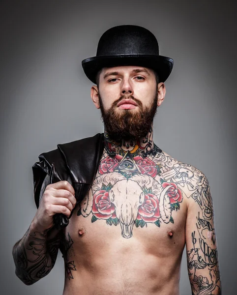 Hombre con tatuajes en su cuerpo — Foto de Stock