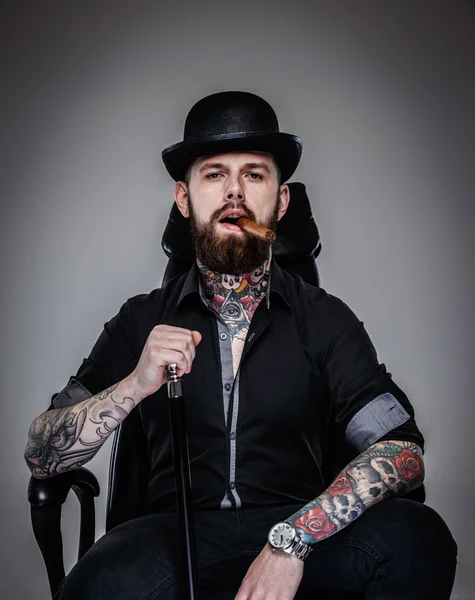 Brutale bell'uomo con corpo tatuato — Foto Stock