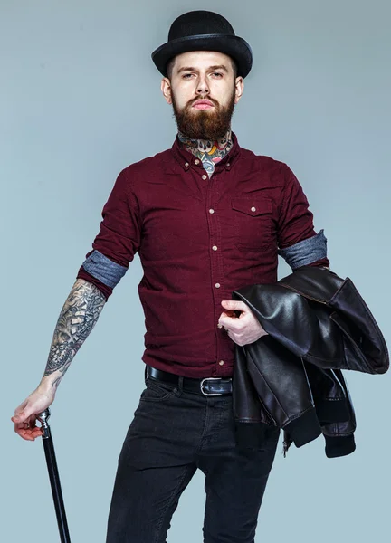 Brutal macho tatuado con bastón — Foto de Stock