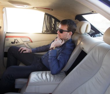 Zengin gangster arabasında