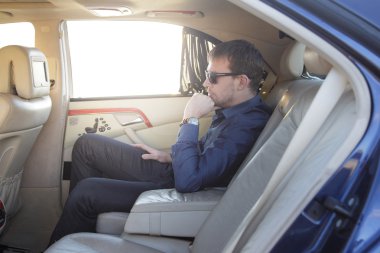 Zengin gangster arabasında